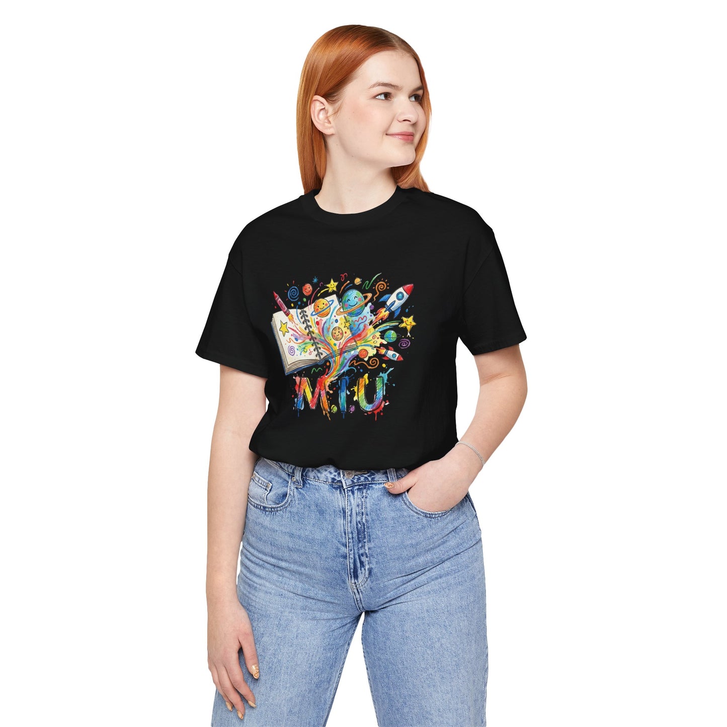 Camiseta Unisex Adulto M.I.U — Logo Libro & Universo | Fé, Aventura, Imaginación