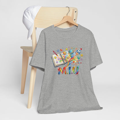 Camiseta Unisex Adulto M.I.U — Logo Libro & Universo | Fé, Aventura, Imaginación