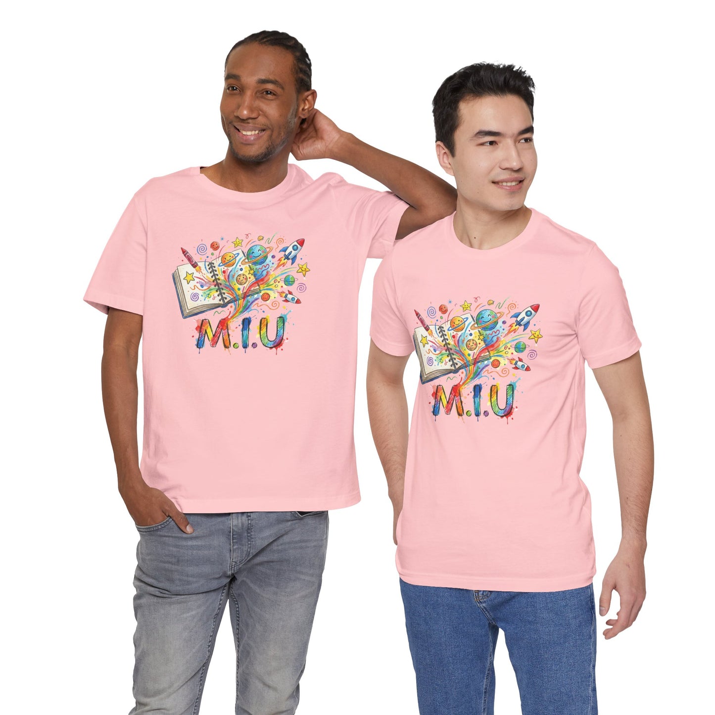 Camiseta Unisex Adulto M.I.U — Logo Libro & Universo | Fé, Aventura, Imaginación