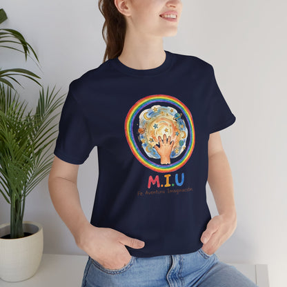 Camiseta Unisex Adulto M.I.U — Logo Manito Arcoíris | Fe, Aventura, Imaginación