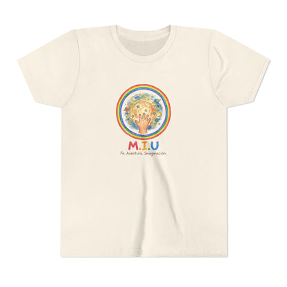 Camiseta Unisex Niños M.I.U — Logo Manito Arcoíris | Fe, Aventura, Imaginación