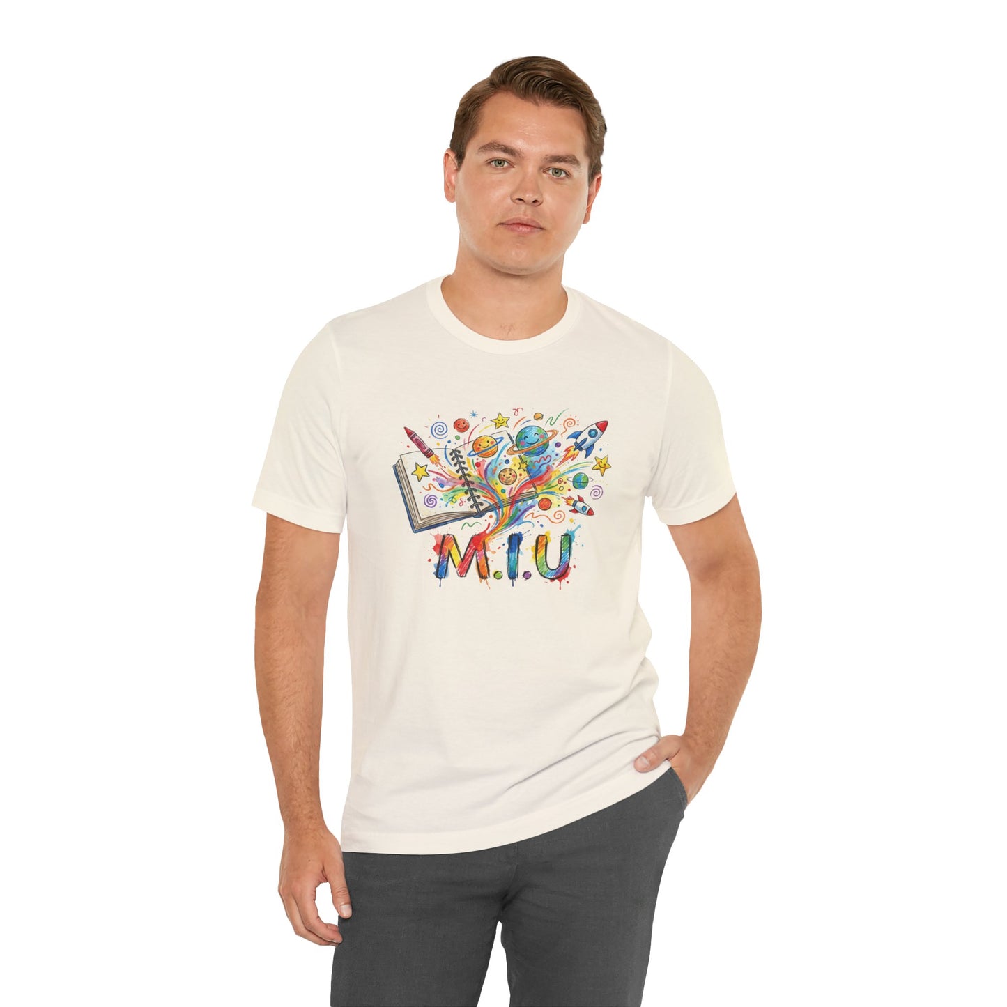 Camiseta Unisex Adulto M.I.U — Logo Libro & Universo | Fé, Aventura, Imaginación