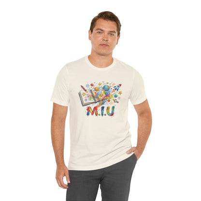 Camiseta Unisex Adulto M.I.U — Logo Libro & Universo | Fé, Aventura, Imaginación