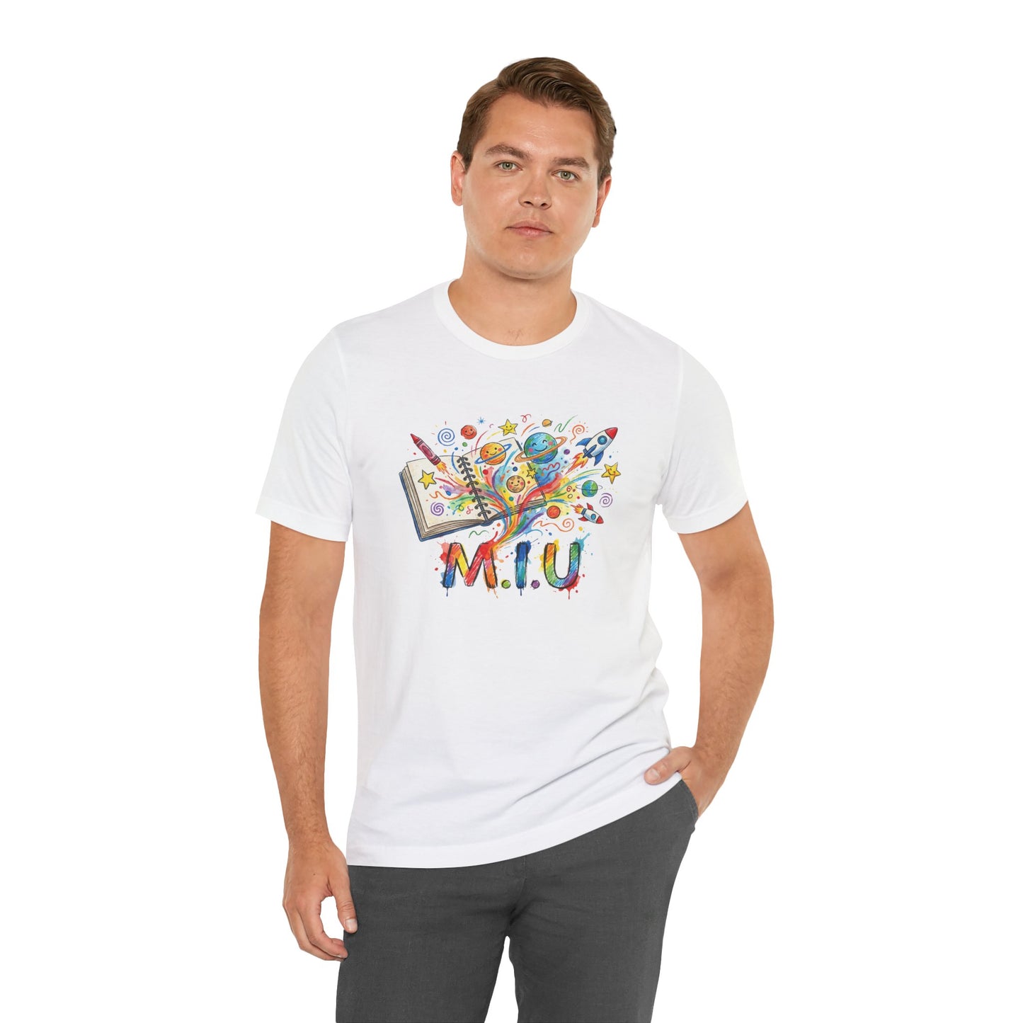 Camiseta Unisex Adulto M.I.U — Logo Libro & Universo | Fé, Aventura, Imaginación