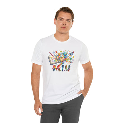 Camiseta Unisex Adulto M.I.U — Logo Libro & Universo | Fé, Aventura, Imaginación