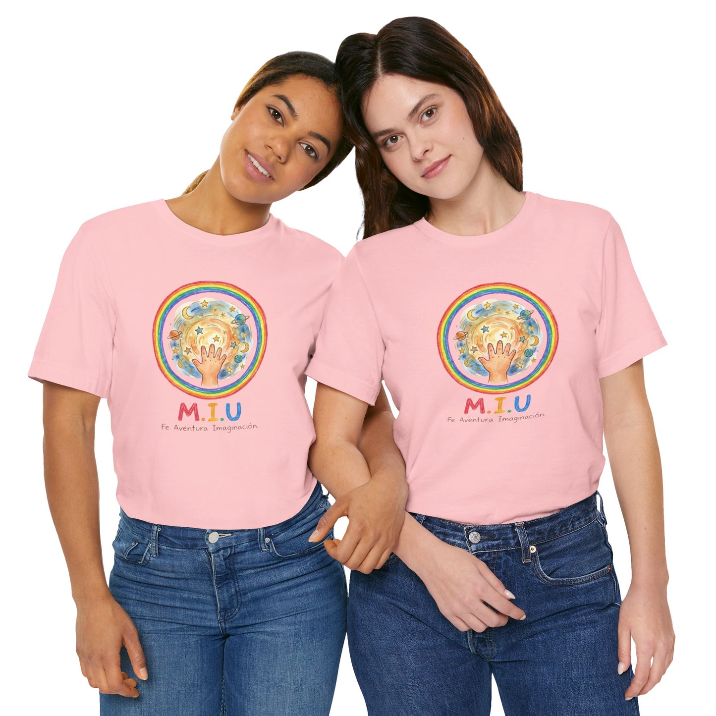 Camiseta Unisex Adulto M.I.U — Logo Manito Arcoíris | Fe, Aventura, Imaginación