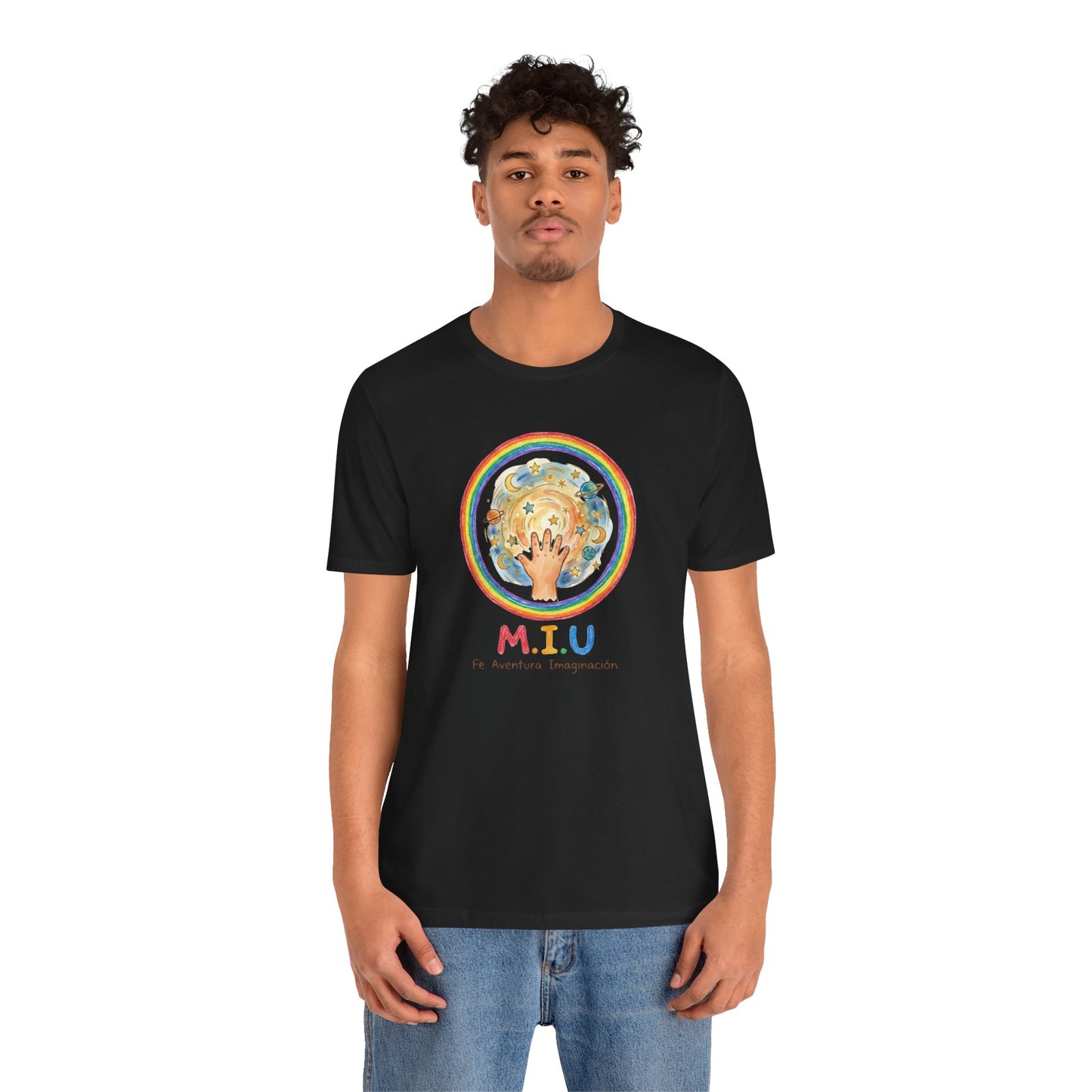 Camiseta Unisex Adulto M.I.U — Logo Manito Arcoíris | Fe, Aventura, Imaginación