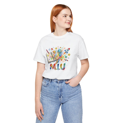 Camiseta Unisex Adulto M.I.U — Logo Libro & Universo | Fé, Aventura, Imaginación