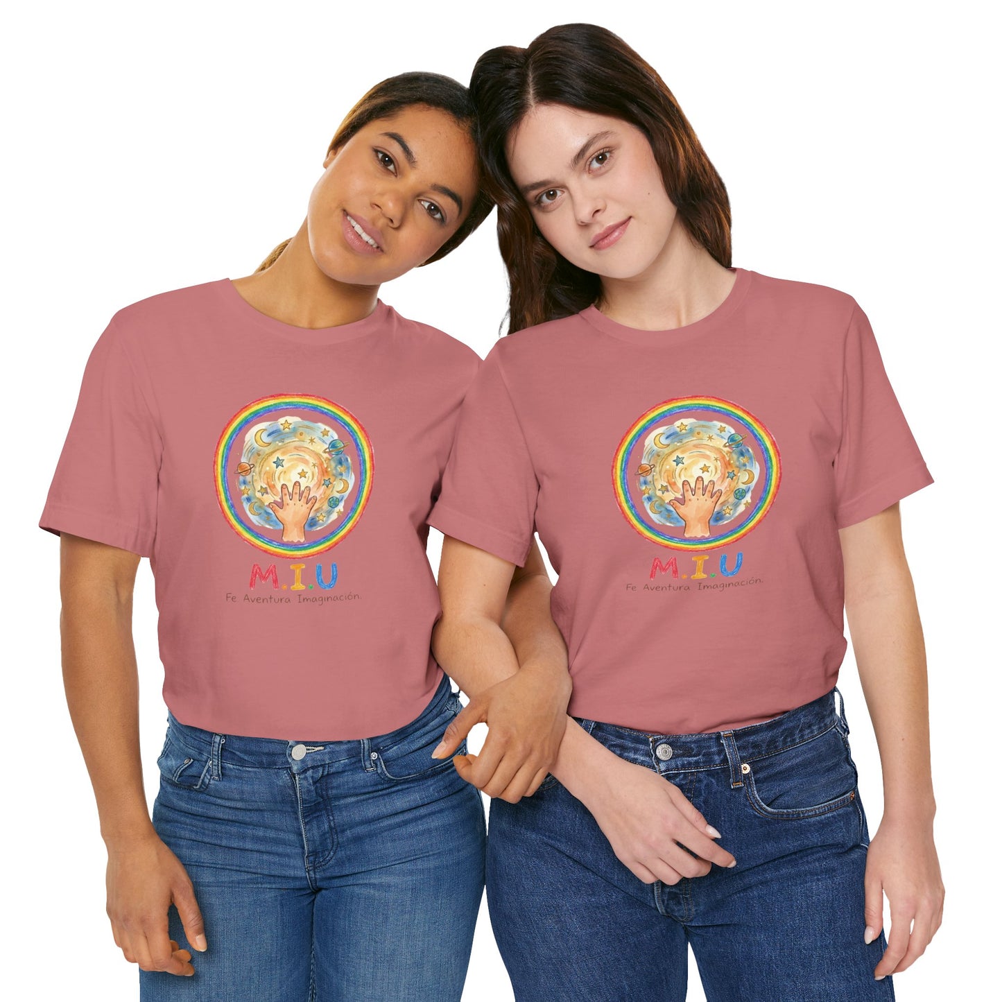 Camiseta Unisex Adulto M.I.U — Logo Manito Arcoíris | Fe, Aventura, Imaginación