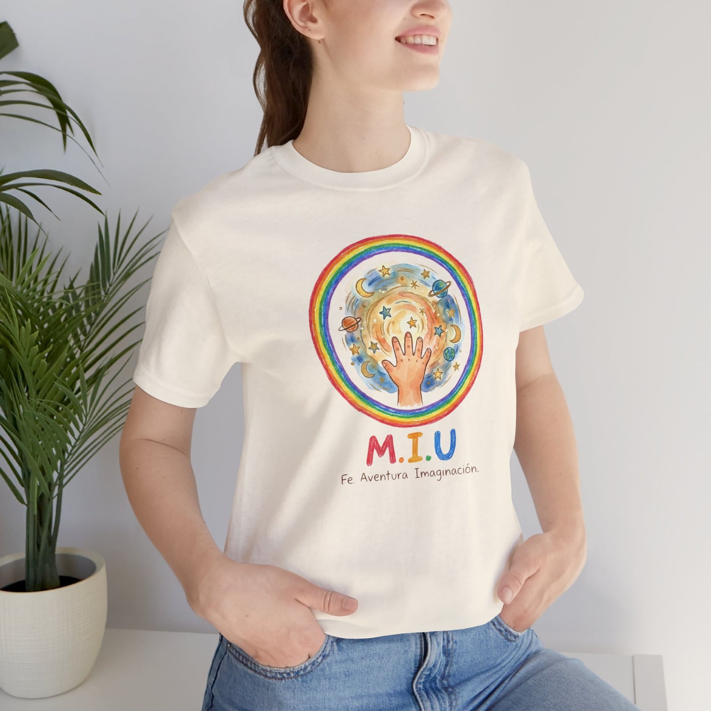 Camiseta Unisex Adulto M.I.U — Logo Manito Arcoíris | Fe, Aventura, Imaginación