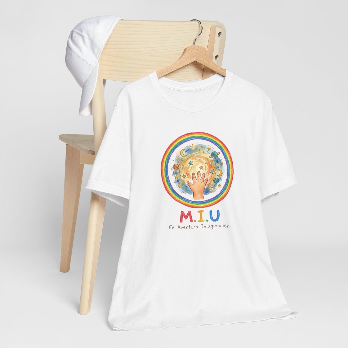 Camiseta Unisex Adulto M.I.U — Logo Manito Arcoíris | Fe, Aventura, Imaginación