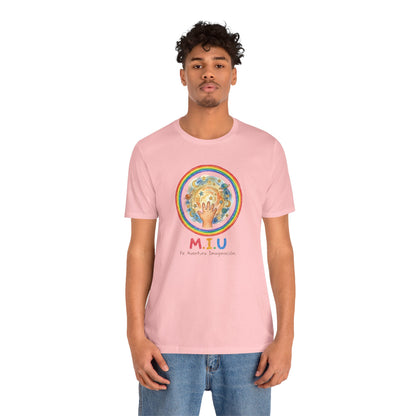 Camiseta Unisex Adulto M.I.U — Logo Manito Arcoíris | Fe, Aventura, Imaginación