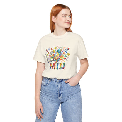 Camiseta Unisex Adulto M.I.U — Logo Libro & Universo | Fé, Aventura, Imaginación
