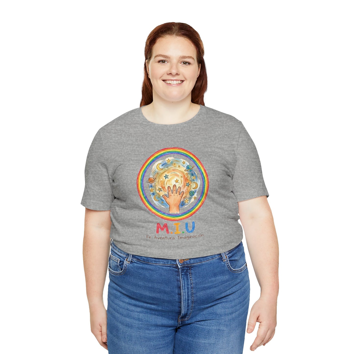 Camiseta Unisex Adulto M.I.U — Logo Manito Arcoíris | Fe, Aventura, Imaginación