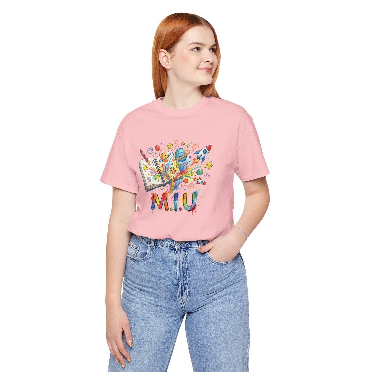 Camiseta Unisex Adulto M.I.U — Logo Libro & Universo | Fé, Aventura, Imaginación