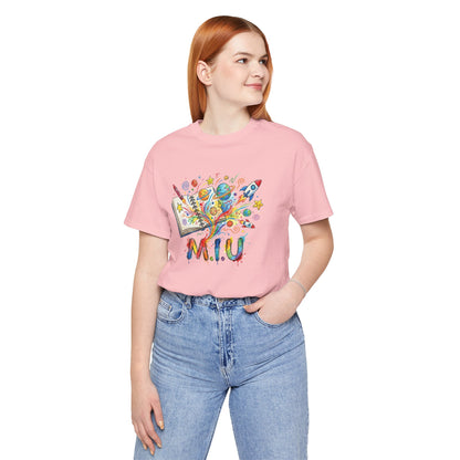 Camiseta Unisex Adulto M.I.U — Logo Libro & Universo | Fé, Aventura, Imaginación