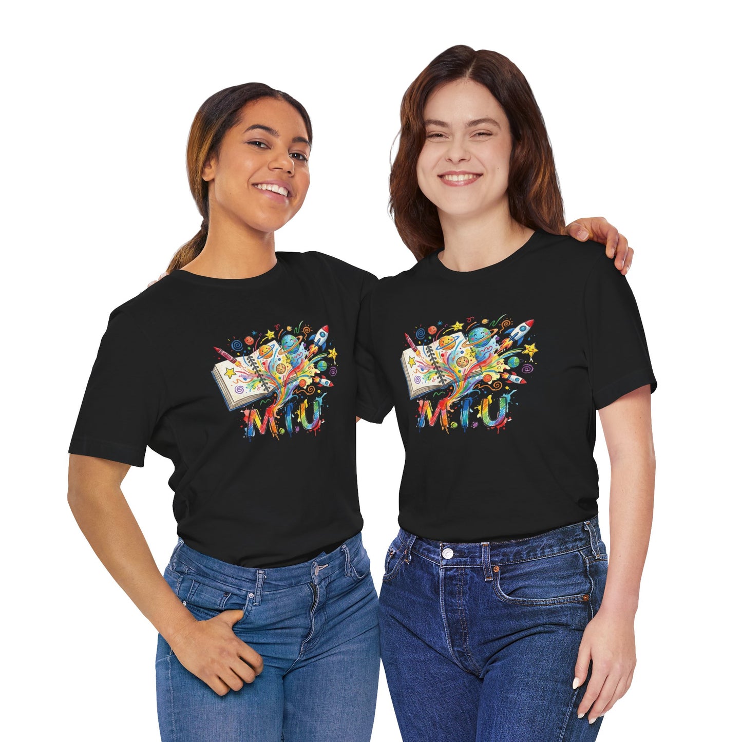 Camiseta Unisex Adulto M.I.U — Logo Libro & Universo | Fé, Aventura, Imaginación