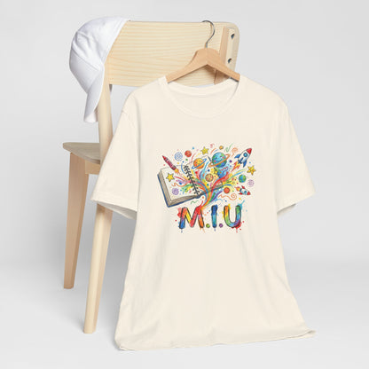 Camiseta Unisex Adulto M.I.U — Logo Libro & Universo | Fé, Aventura, Imaginación