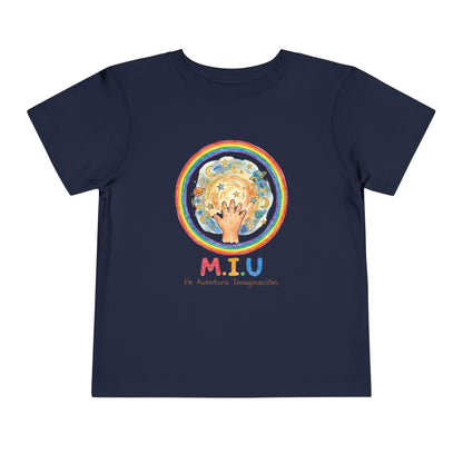 Camiseta Toddler M.I.U — Logo Manito Arcoíris | Fe, Aventura, Imaginación