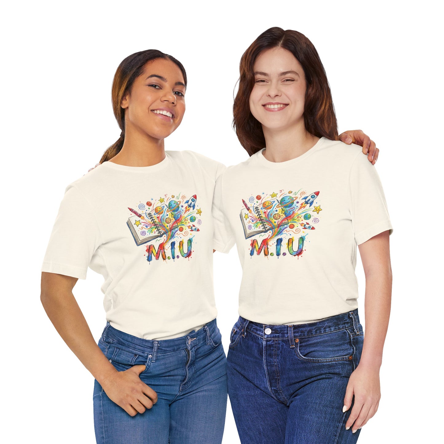Camiseta Unisex Adulto M.I.U — Logo Libro & Universo | Fé, Aventura, Imaginación