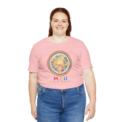 Camiseta Unisex Adulto M.I.U — Logo Manito Arcoíris | Fe, Aventura, Imaginación