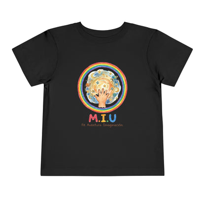 Camiseta Toddler M.I.U — Logo Manito Arcoíris | Fe, Aventura, Imaginación