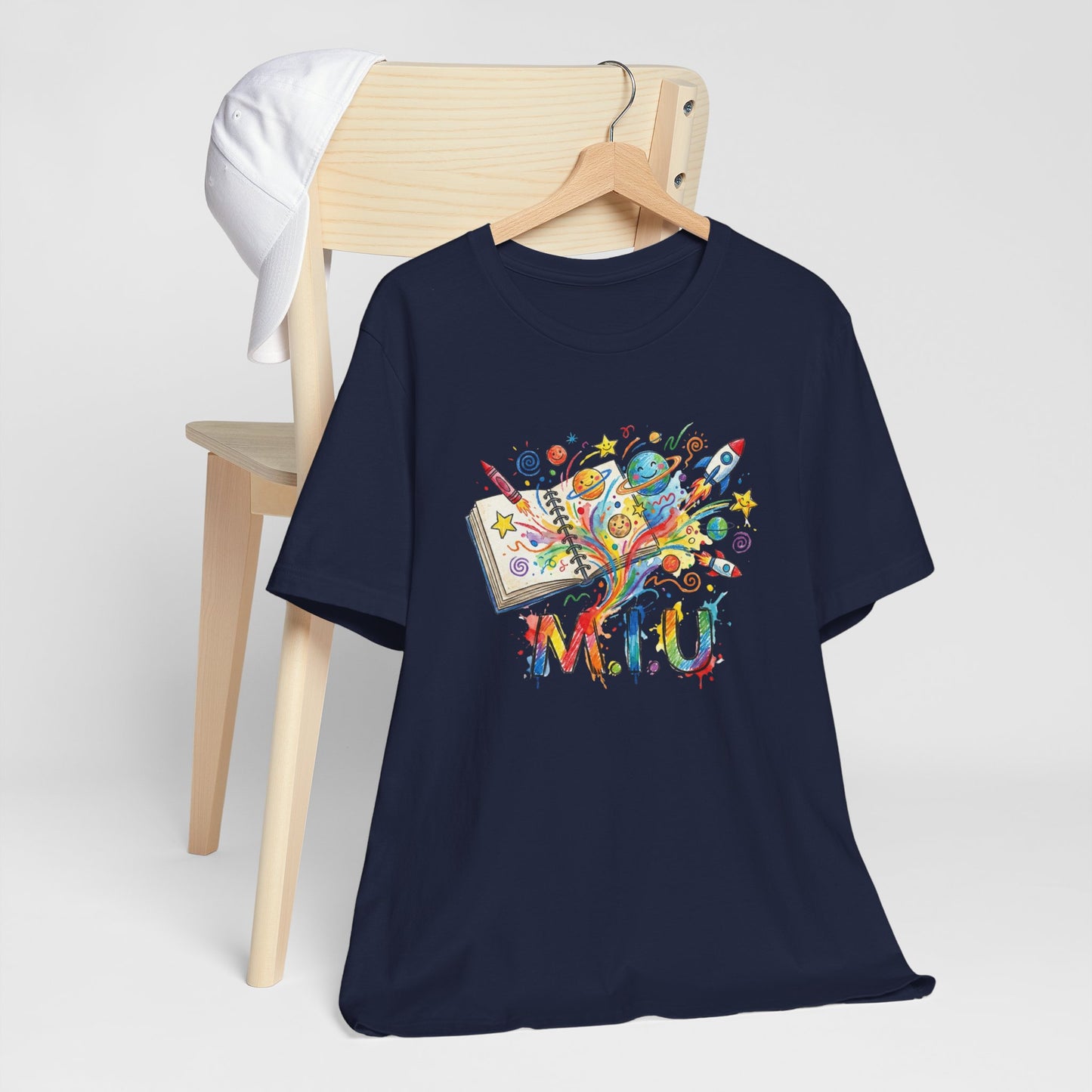 Camiseta Unisex Adulto M.I.U — Logo Libro & Universo | Fé, Aventura, Imaginación