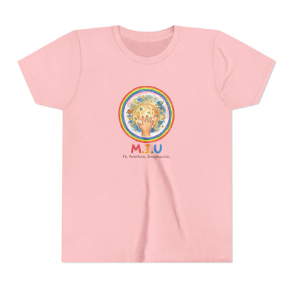 Camiseta Unisex Niños M.I.U — Logo Manito Arcoíris | Fe, Aventura, Imaginación