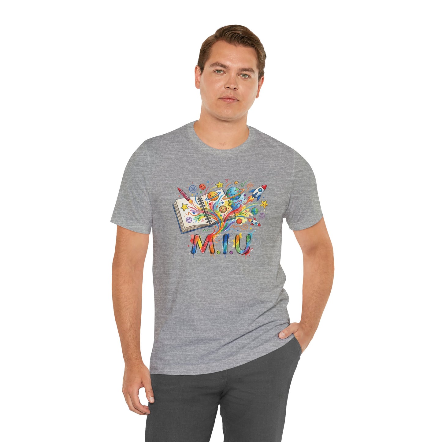 Camiseta Unisex Adulto M.I.U — Logo Libro & Universo | Fé, Aventura, Imaginación