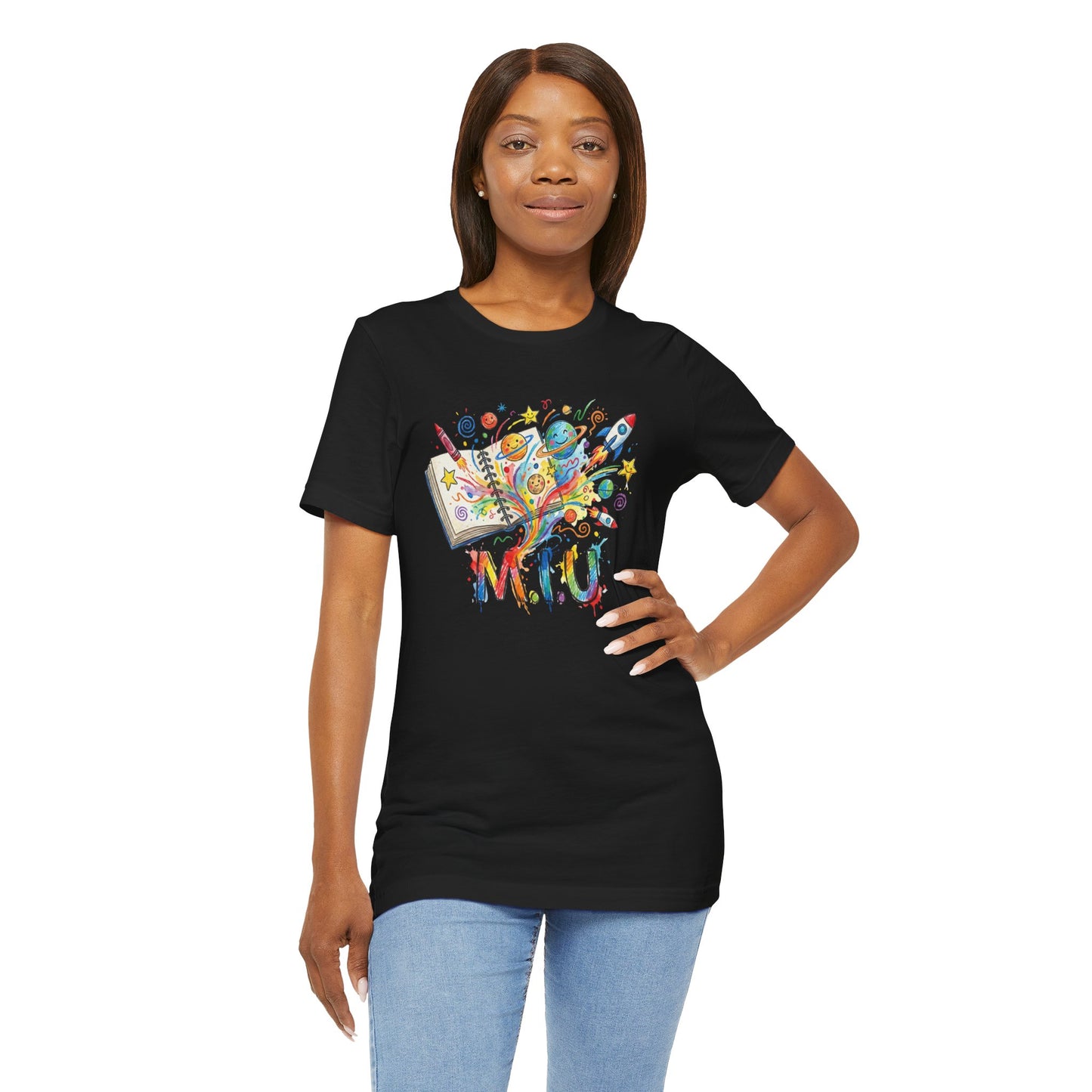 Camiseta Unisex Adulto M.I.U — Logo Libro & Universo | Fé, Aventura, Imaginación