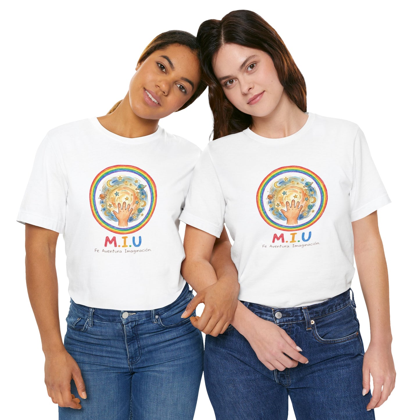 Camiseta Unisex Adulto M.I.U — Logo Manito Arcoíris | Fe, Aventura, Imaginación