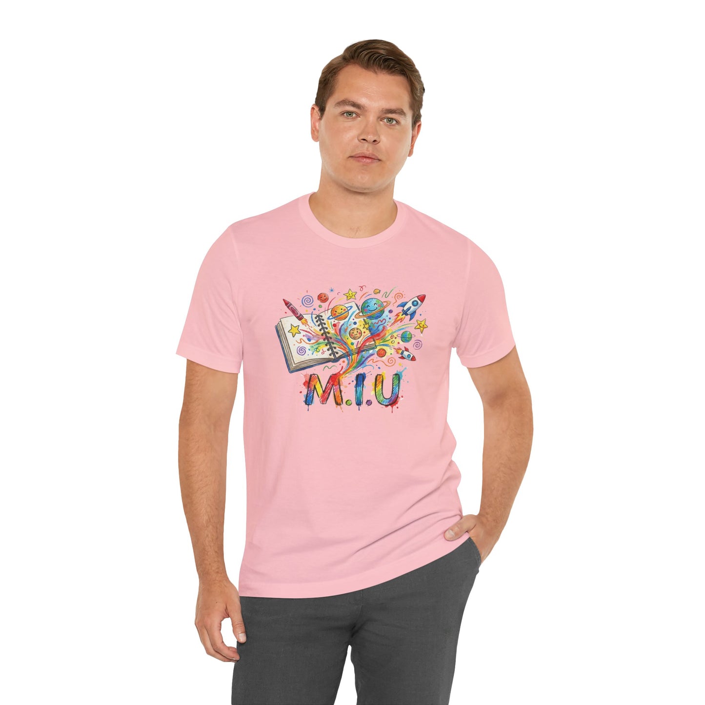 Camiseta Unisex Adulto M.I.U — Logo Libro & Universo | Fé, Aventura, Imaginación