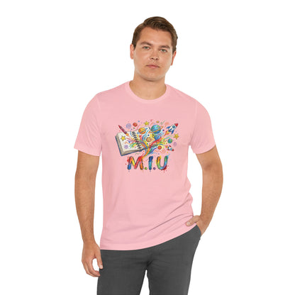 Camiseta Unisex Adulto M.I.U — Logo Libro & Universo | Fé, Aventura, Imaginación