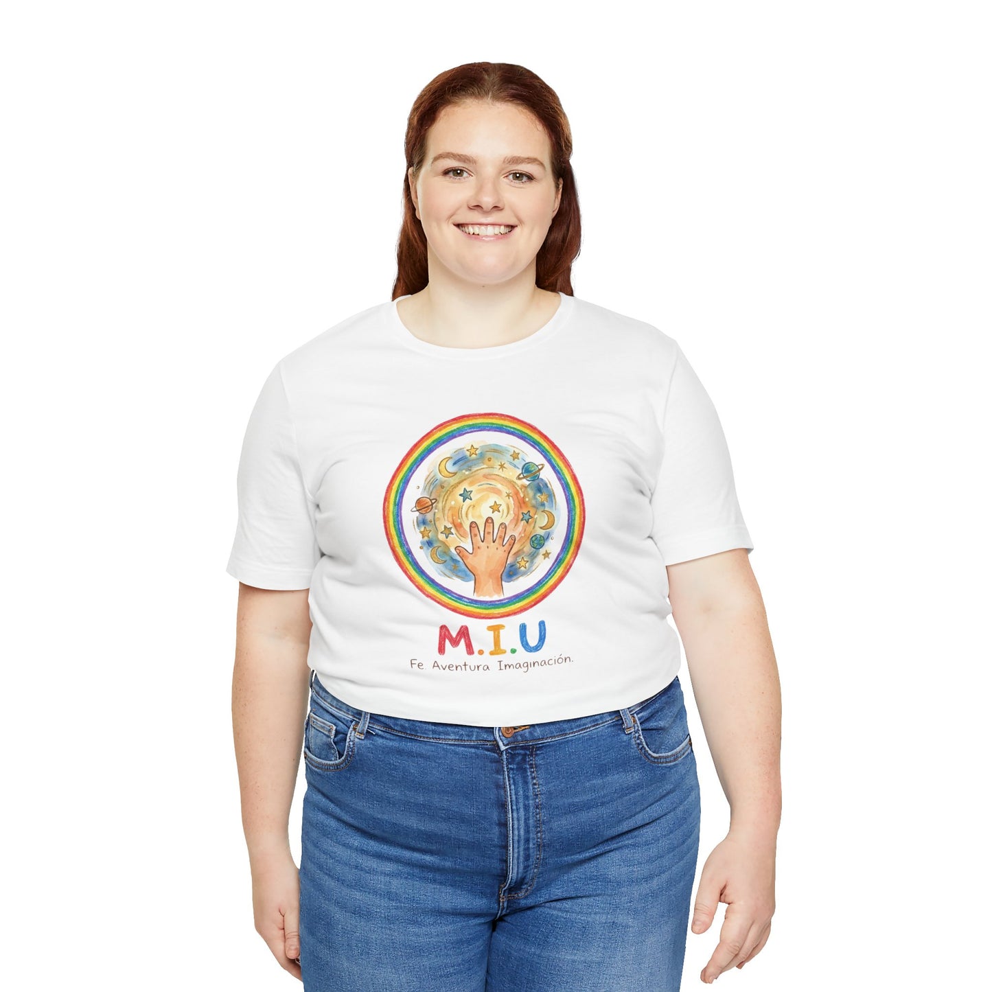 Camiseta Unisex Adulto M.I.U — Logo Manito Arcoíris | Fe, Aventura, Imaginación