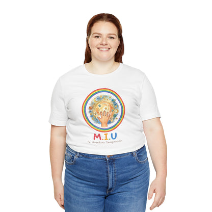 Camiseta Unisex Adulto M.I.U — Logo Manito Arcoíris | Fe, Aventura, Imaginación